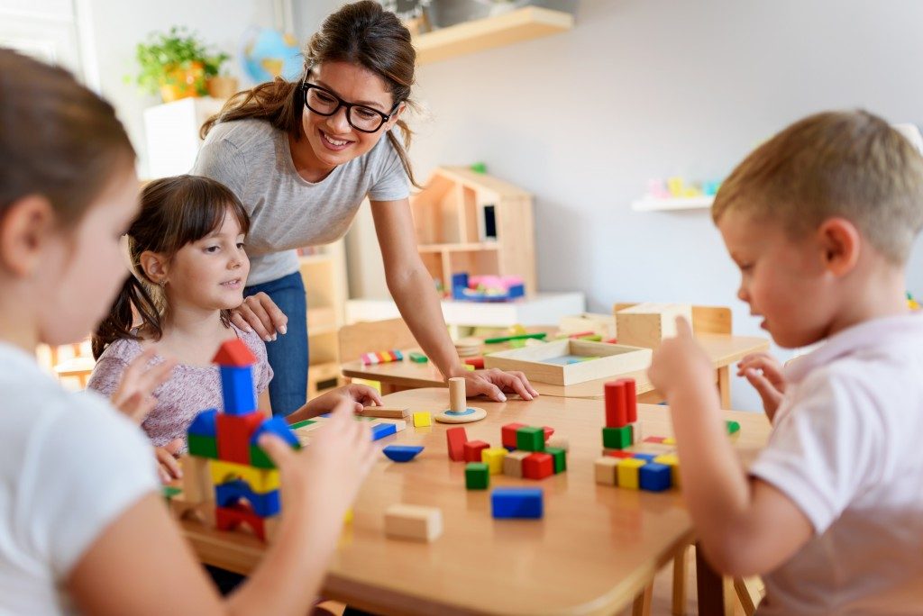 kids at school playing with blocks