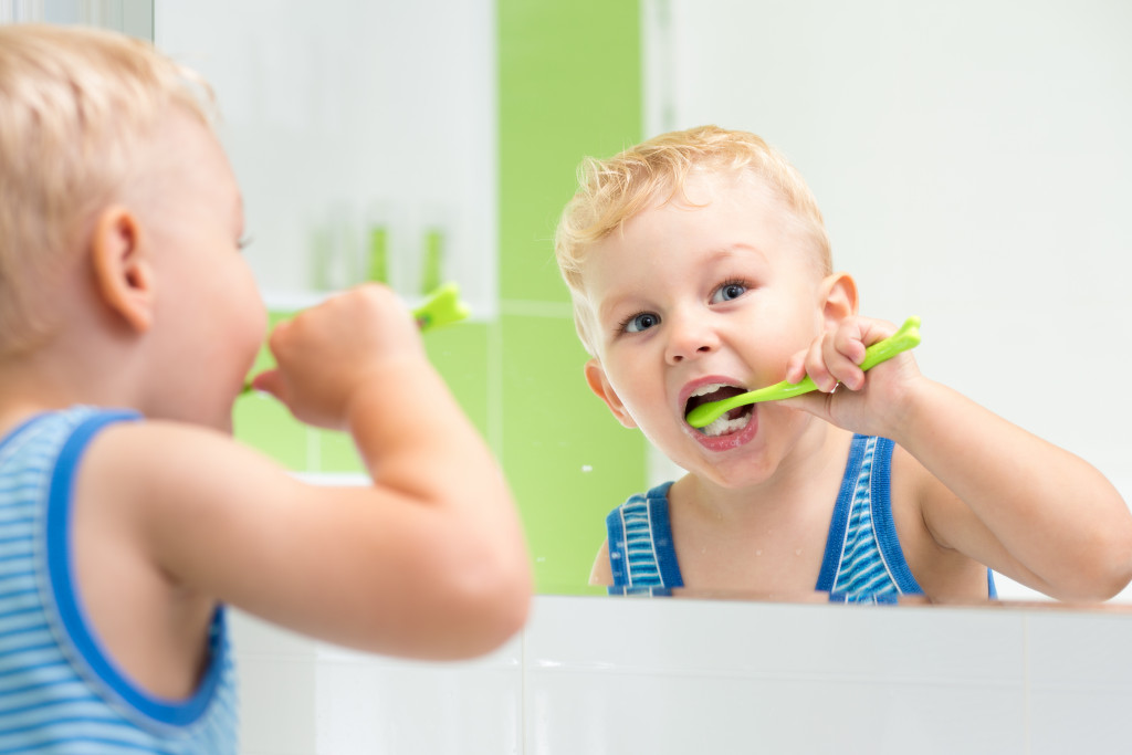 Child brushing teeth properly