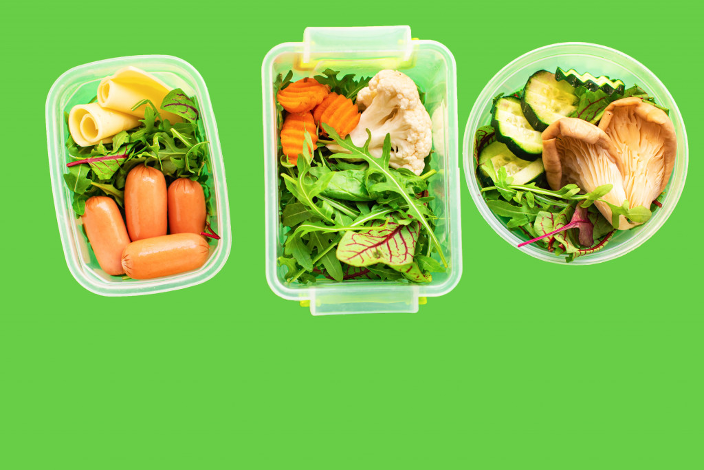 Meal containers with vegetables