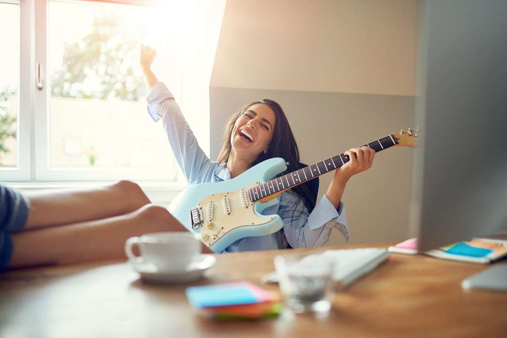 woman playing the guitar